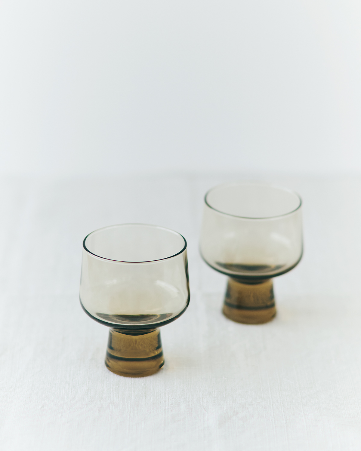 【プレゼントにおすすめの暮らしアイテム】IITTALAのソラーレ ゴブレット290ml ペア リネンは、秋冬限定カラーで自然に調和します