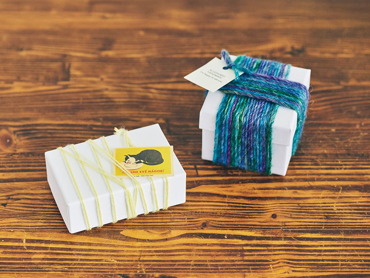 毛糸をくるりと巻くだけでぐっとあたたかな印象に!【初心者でもうまくいく簡単ラッピングアイデア】