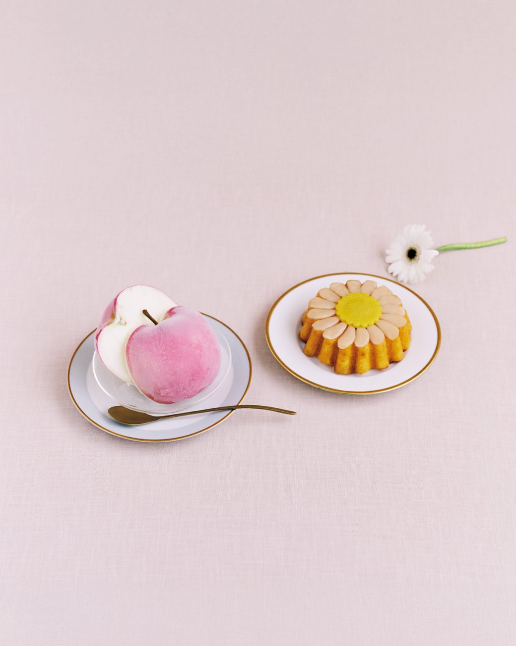 まるでマーガレットにりんご！？【クリスマスギフトに贈りたい華やかスイーツ2選】を厳選しました