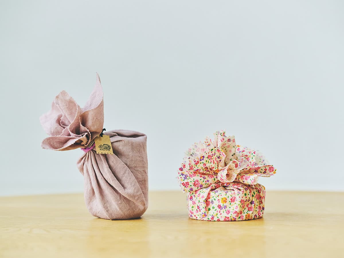 包みにくい形もおまかせ布のぬくもりでやさしくアレンジ【初心者でもうまくいく簡単ラッピングアイデア】