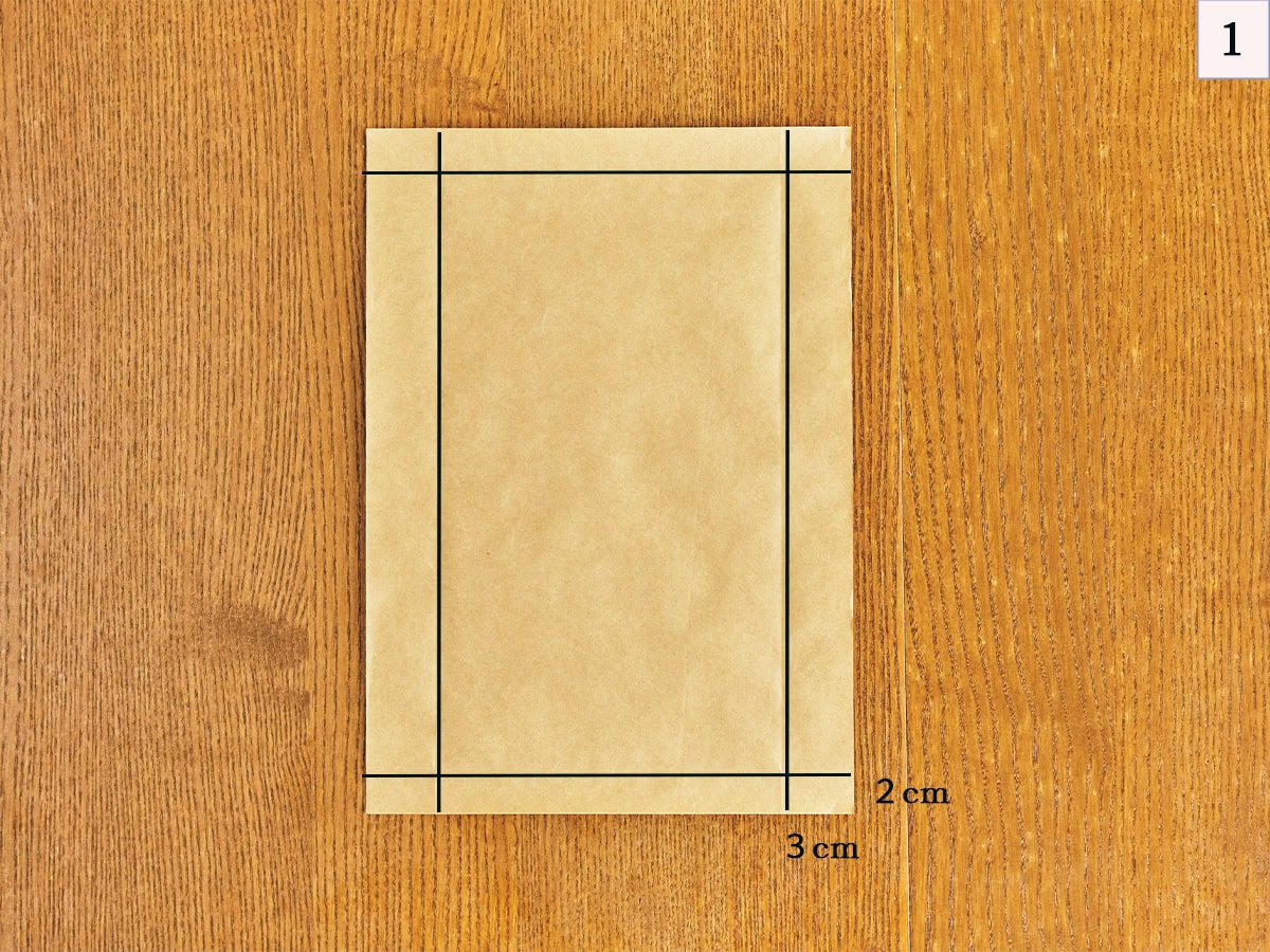 箱の内側になる面を表にします。上下の辺をそれぞれ2cm、左右の辺をそれぞれ3cm折ります【かわいいおうちボックスの作り方】
