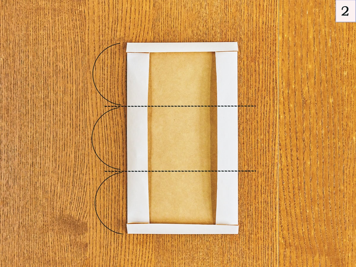 折り目に合わせて、左右 → 上下の順に紙を重ねて折ります。重ねたあと、横方向に3等分の折り目をつけます。【かわいいおうちボックスの作り方】