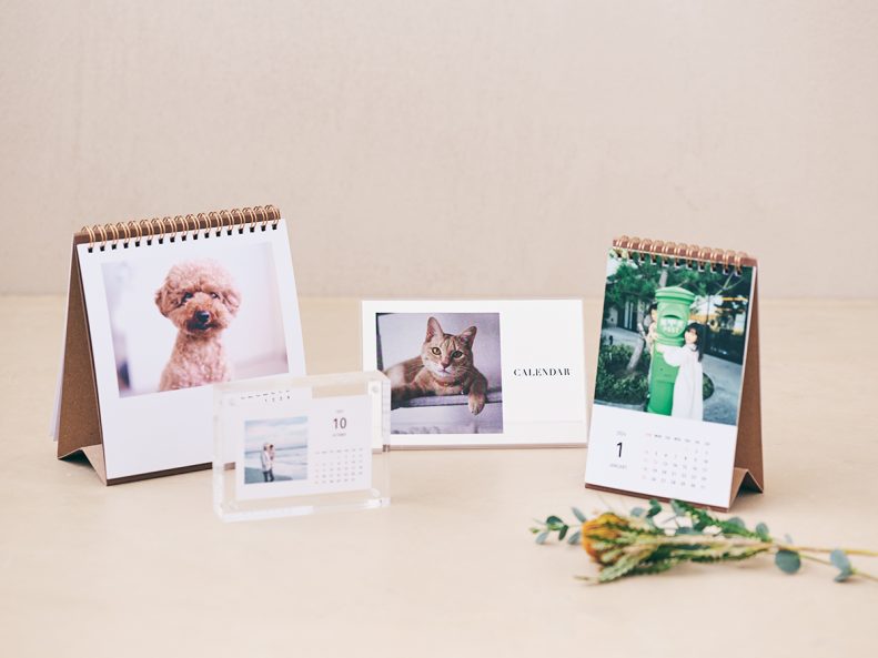 【出産お祝いおすすめギフト】FUJIFILM フォトカレンダーCOYOMI の卓上タイプは、スマホやパソコンの写真で簡単にカレンダーに