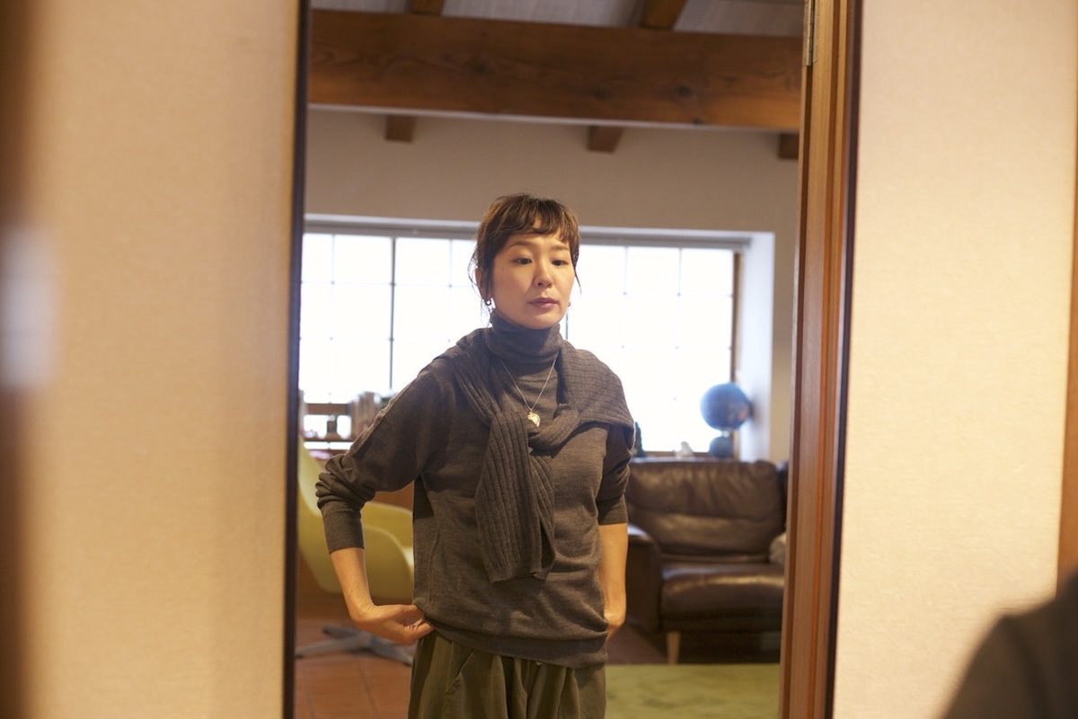 極細メリノウール100%のユニクロカーディガンと同じ素材のインナーを合わせた大人女性のきれいめコーデ