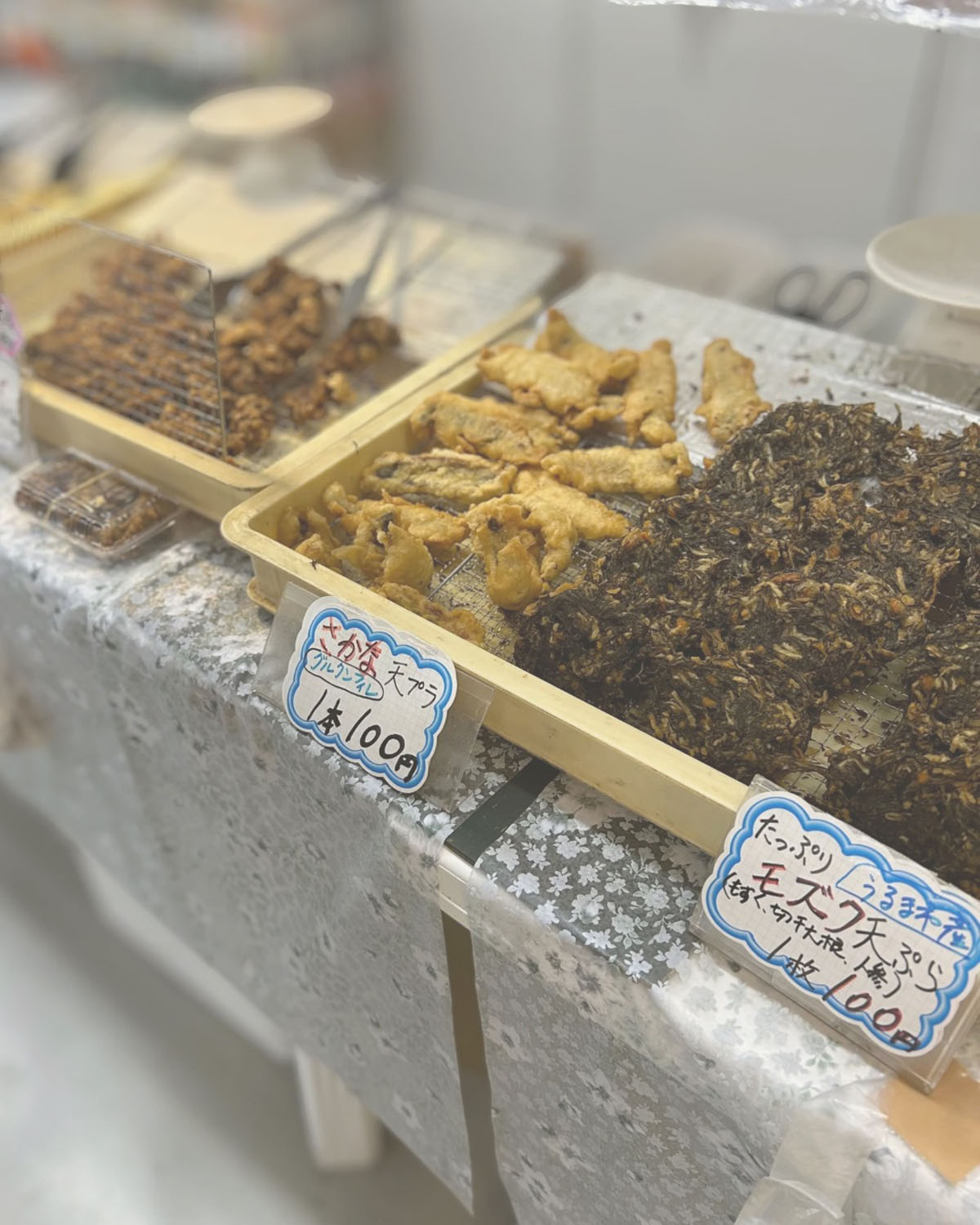 沖縄で購入した「ジューシー」(沖縄の炊き込みご飯)と「もずくの天ぷら」