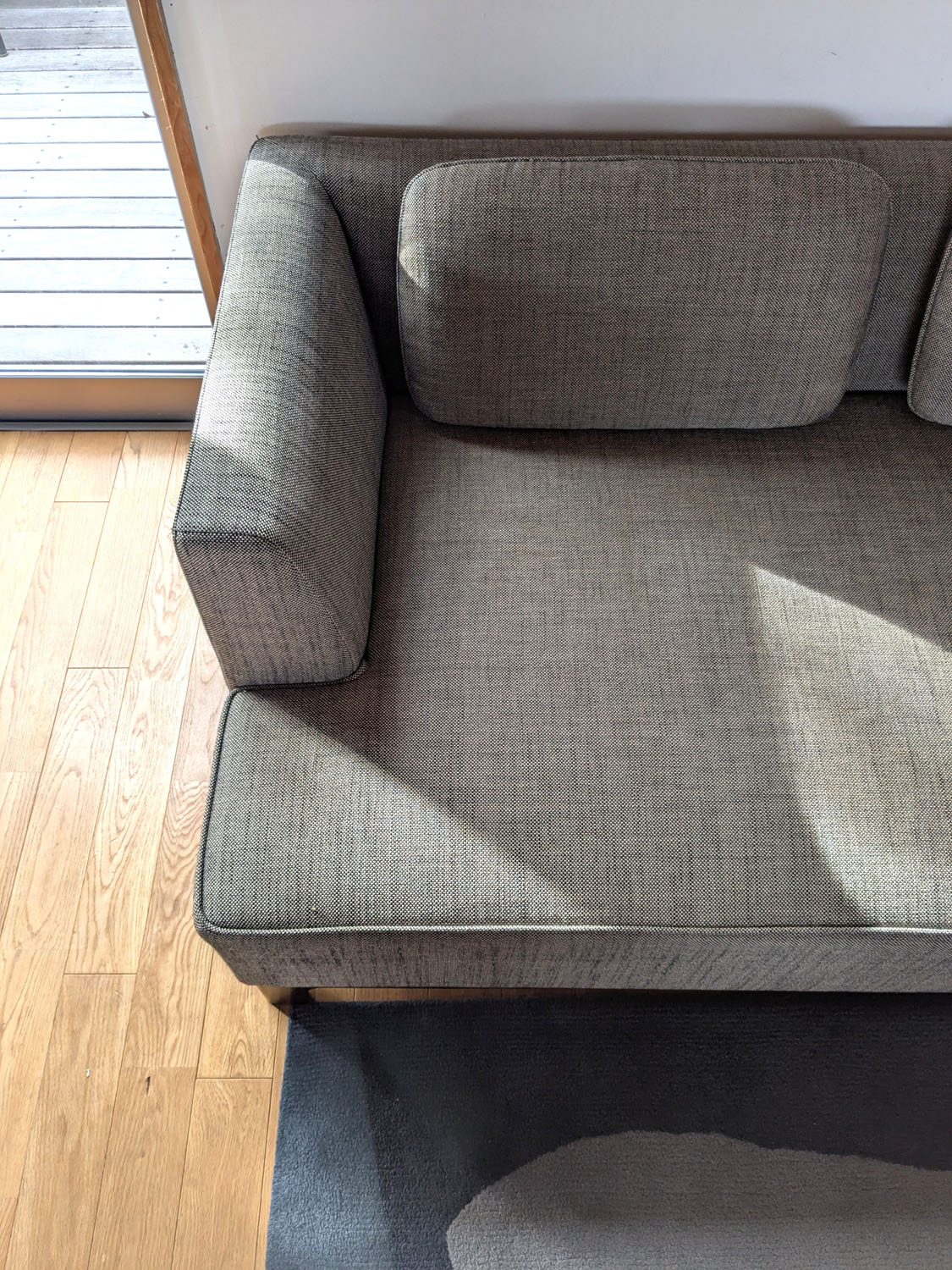 IDEE イデーのAGLAS SOFAはフラットで広い、ラグジュアリーなシートが特徴。