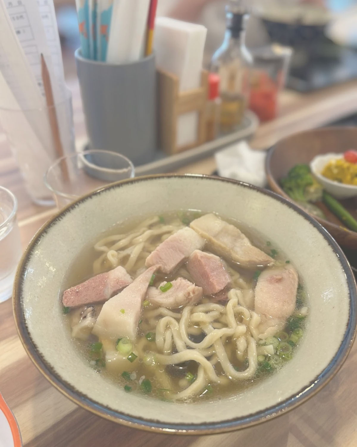 直売所に並ぶ新鮮な地元野菜をふんだんに使用した「あたいぐわキッチン」で食事