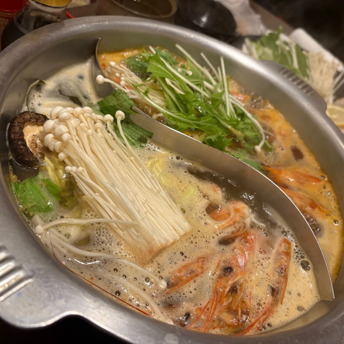 赤坂・赤坂見附の居酒屋、海老牡蠣酒場 だるまは、海老しゃぶをメインにボリュームたっぷり