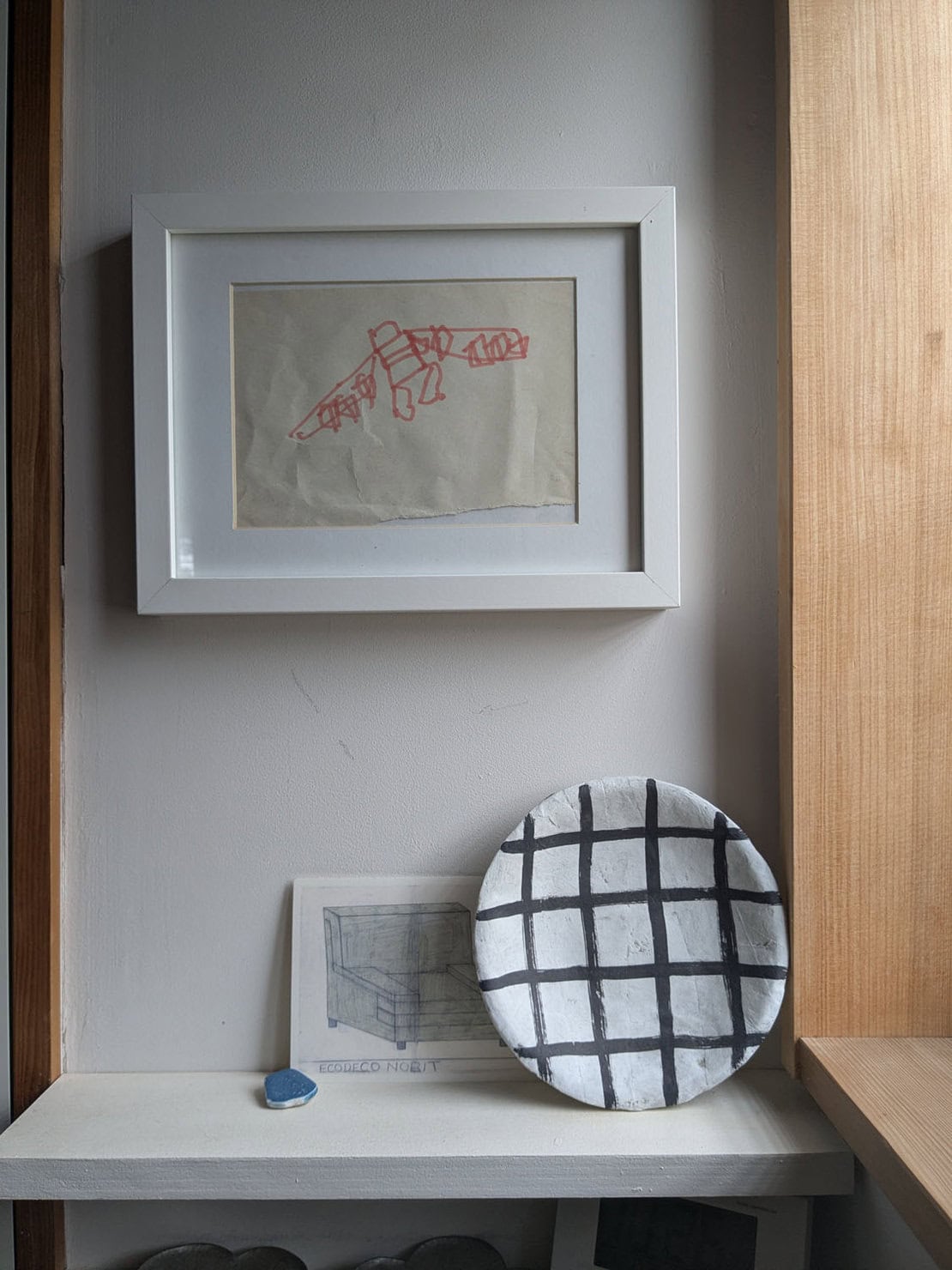 子どもが描いた絵を額に入れて