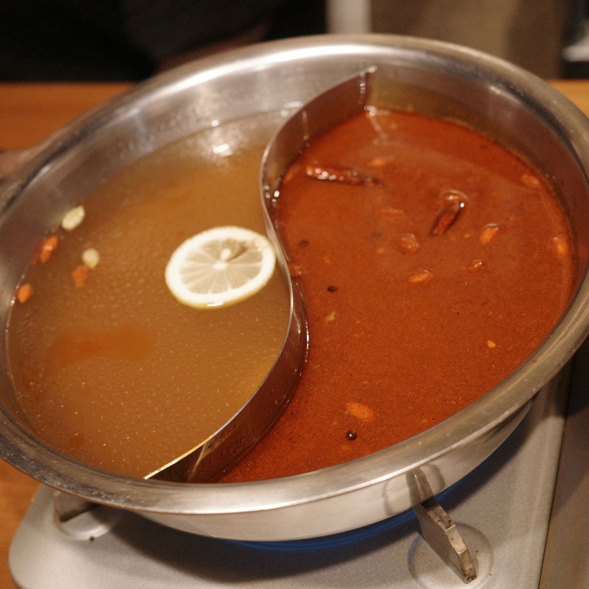 「TOKYO TANG TANG」の火鍋は、熟成スパイス醤の「赤スープ」と和風出汁の「白スープ」の2種類のスープから構成されています