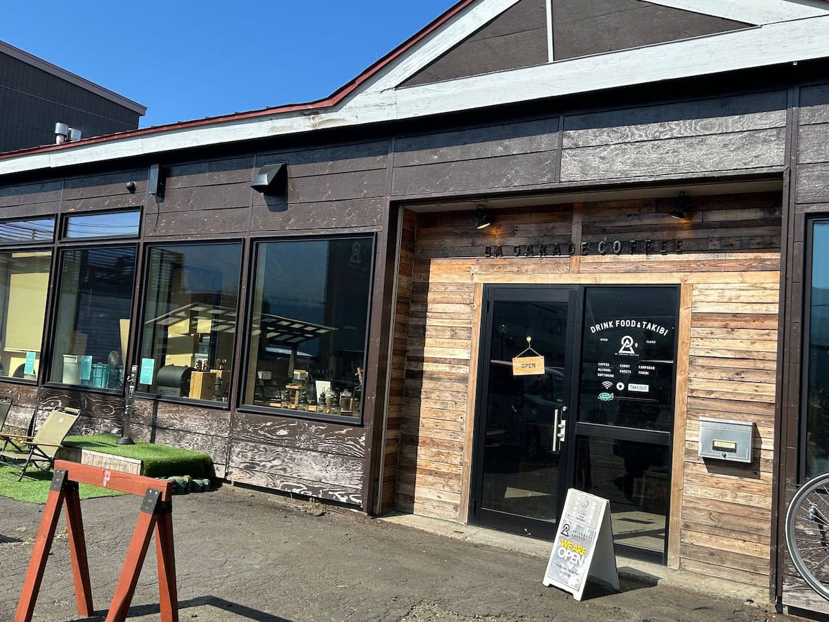 海と山に囲まれた小樽市銭函にある、「8A GARAGE COFFEE(ヤエイガレージコーヒー)」の外観