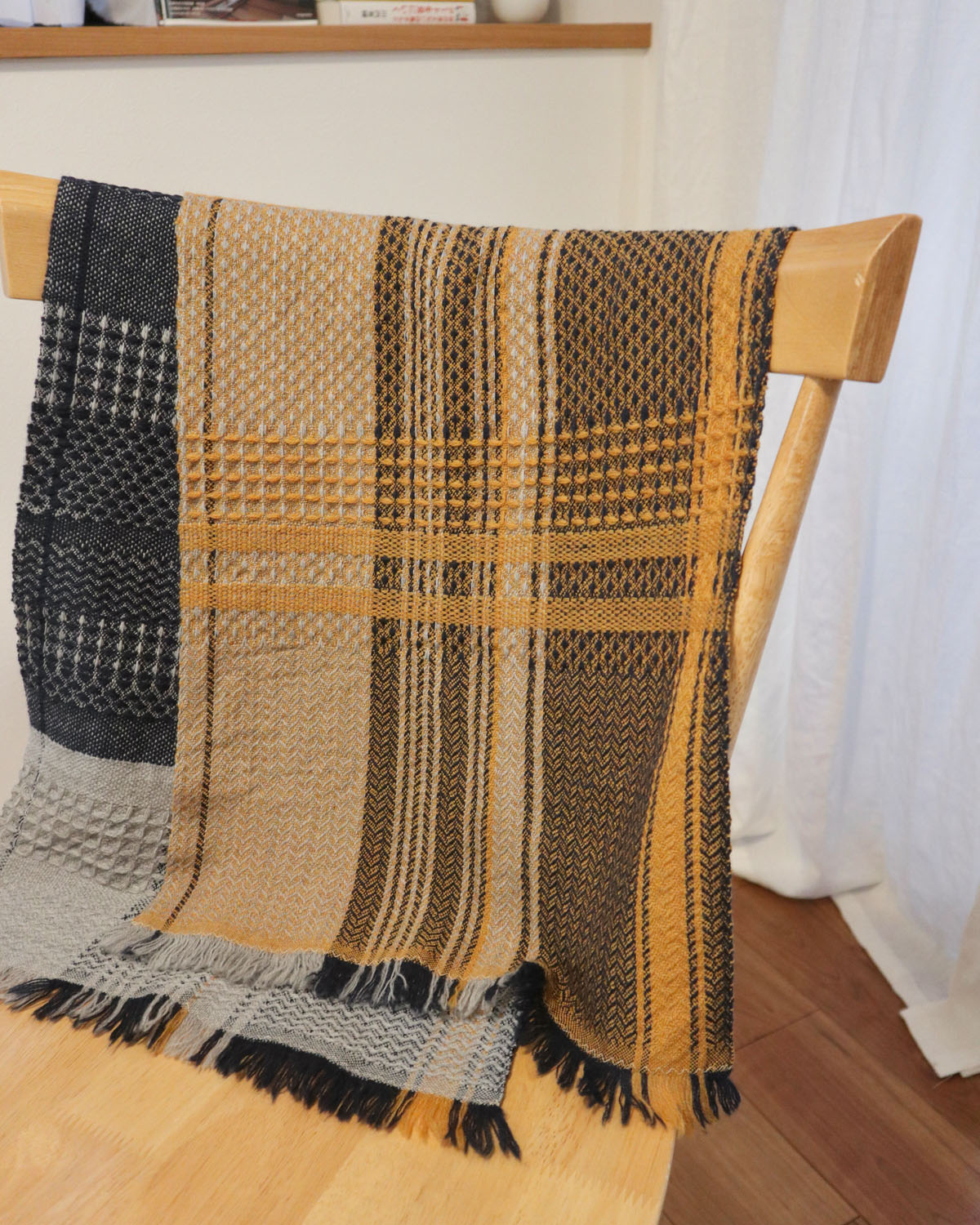 軽くて温かくて一枚あるとほっとする工房織座のマフラー