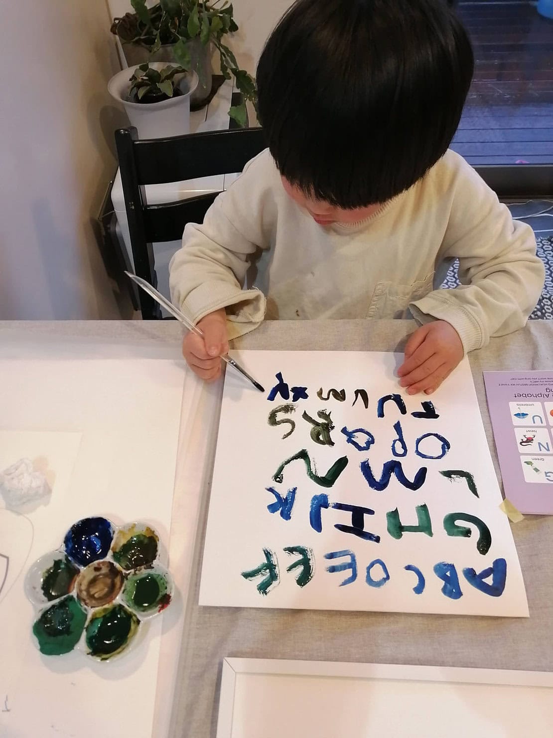 子どものお絵描きの様子