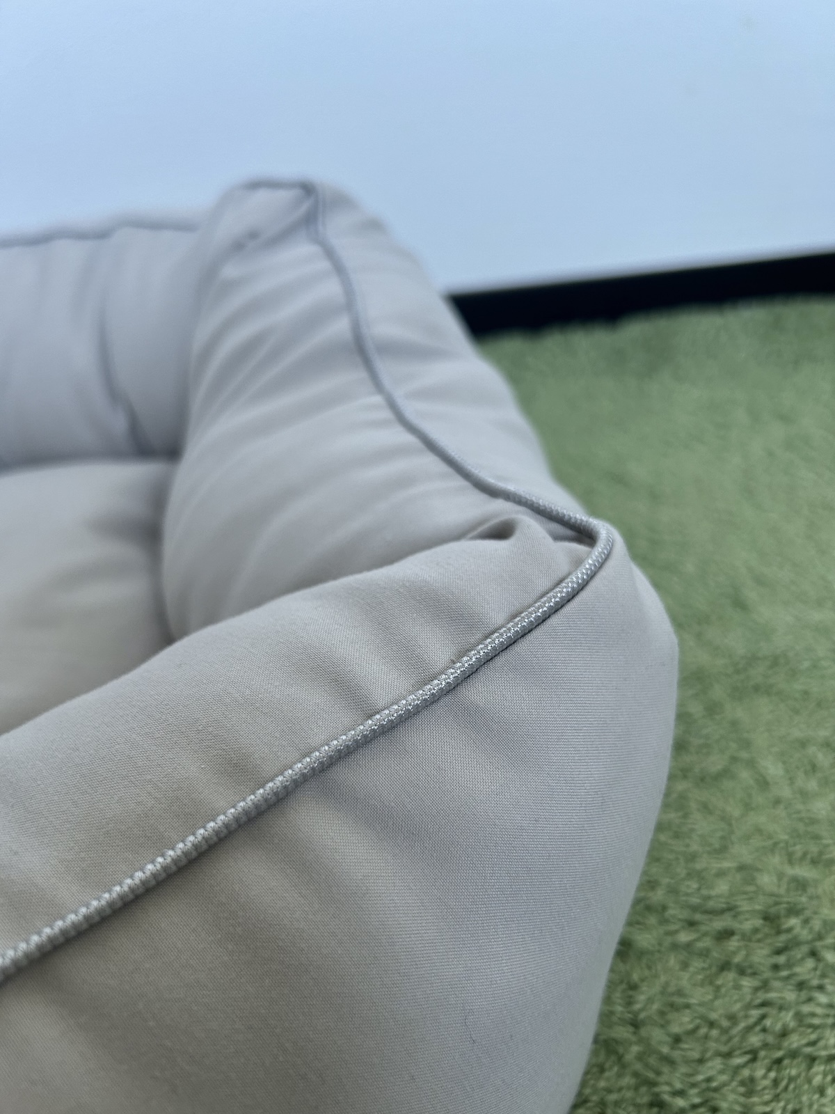 ニトリの消臭・防ダニ ペットベッドは、縁のステッチも高級感があります。