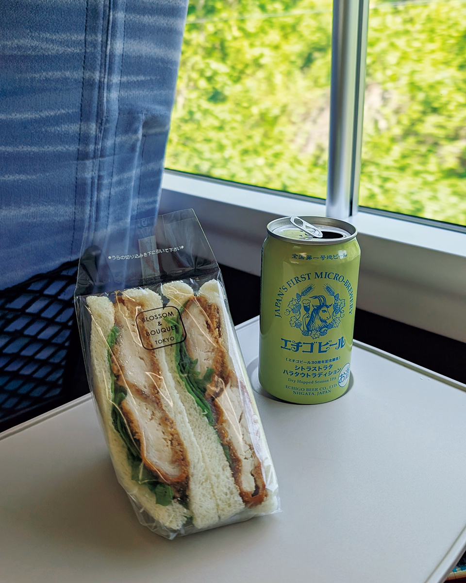 特急あずさの車内でビールとチキンカツのサンドイッチをペアリング