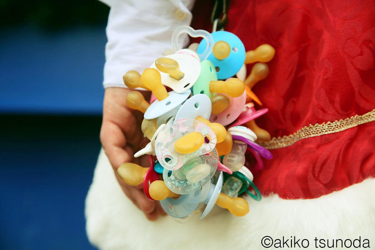 おしゃぶりをぶら下げているデンマークのサンタさん