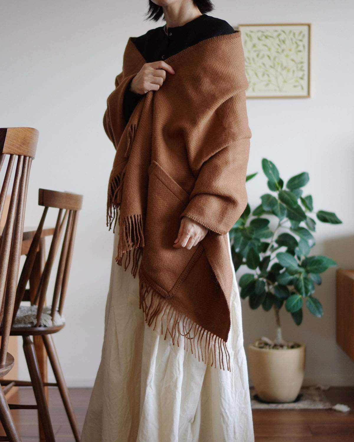 LAPUAN KANKURITのポケットショールをサッと羽織って