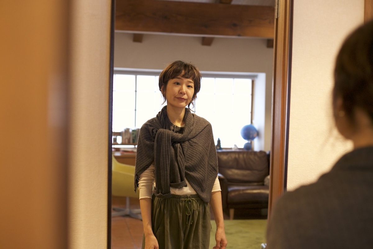 ユニクロのメリノリブクルーネックショートカーディガンをストール風に肩掛けした着こなし