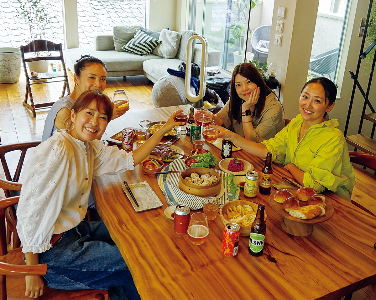 クラフトビールと食べ物を持ち寄って女子会