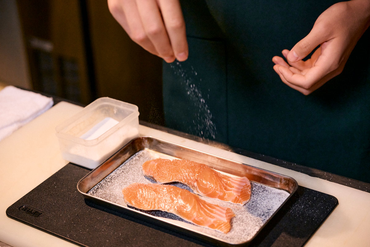 笠原将弘さんに教わる魚料理。鮭に塩をするときのポイント