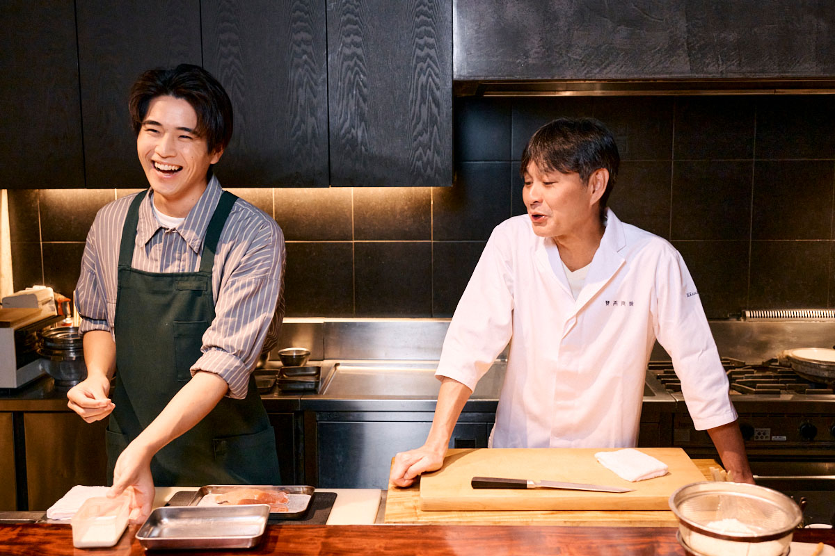 賛否両論の店内でマンツーマン料理教室を受ける中沢元紀くん