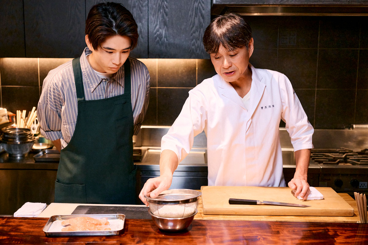 お米のとぎ方についてレクチャーする笠原将弘さん