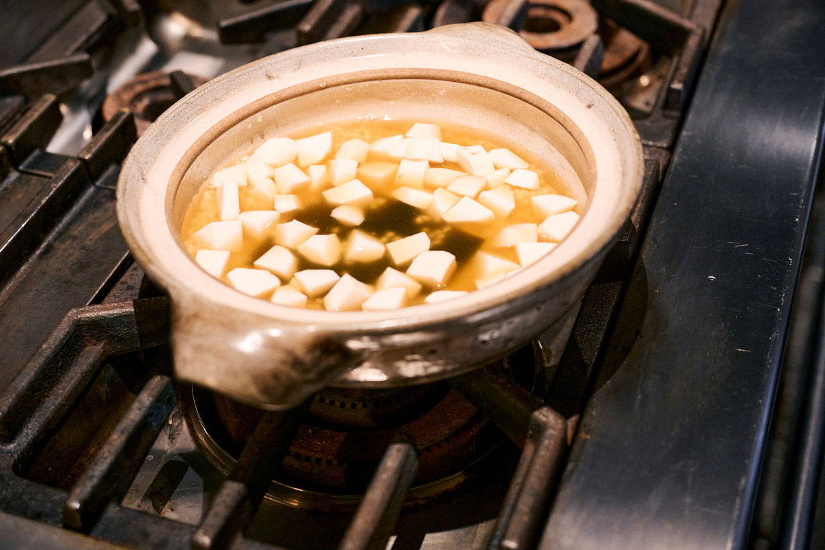土鍋に入れた里芋、※、昆布、出汁