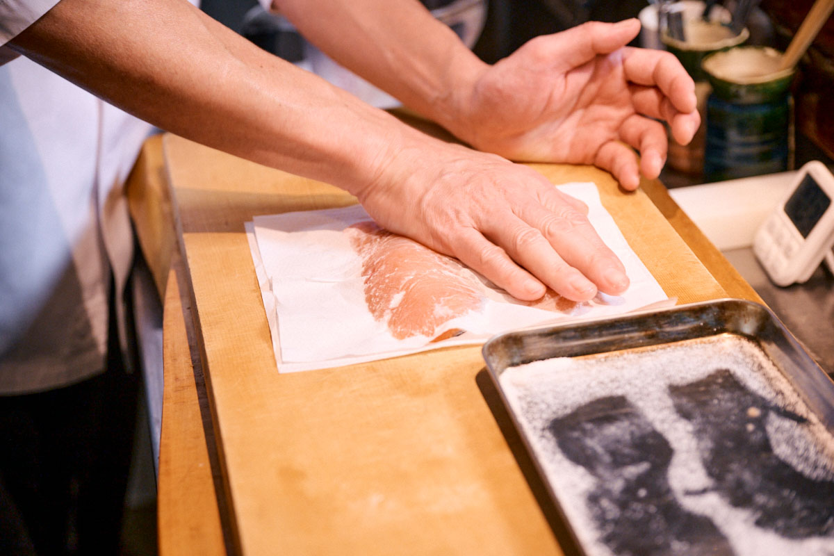 鮭の水気をキッチンペーパーでふく