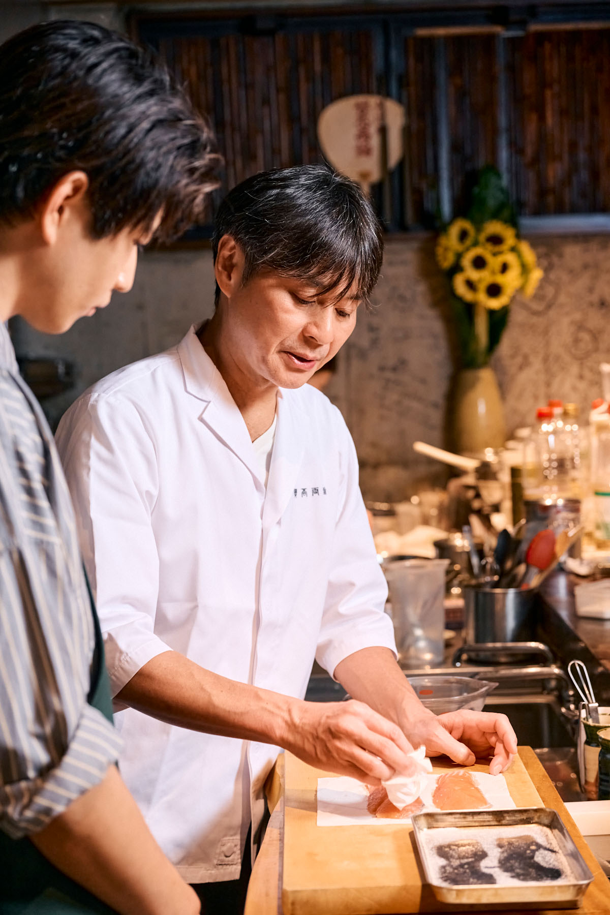 笠原将弘さんに教わる魚料理。鮭は塩をして出た水気をしっかりとふきとる