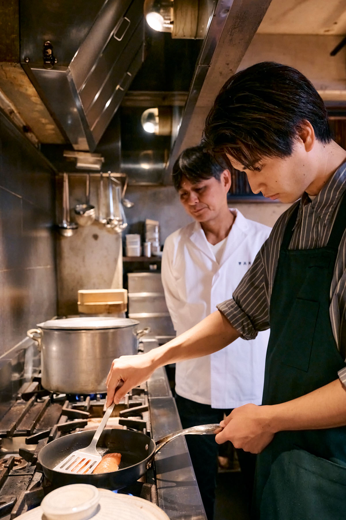 料理男子の中沢元紀くんが真剣にフライパンの鮭を返す様子