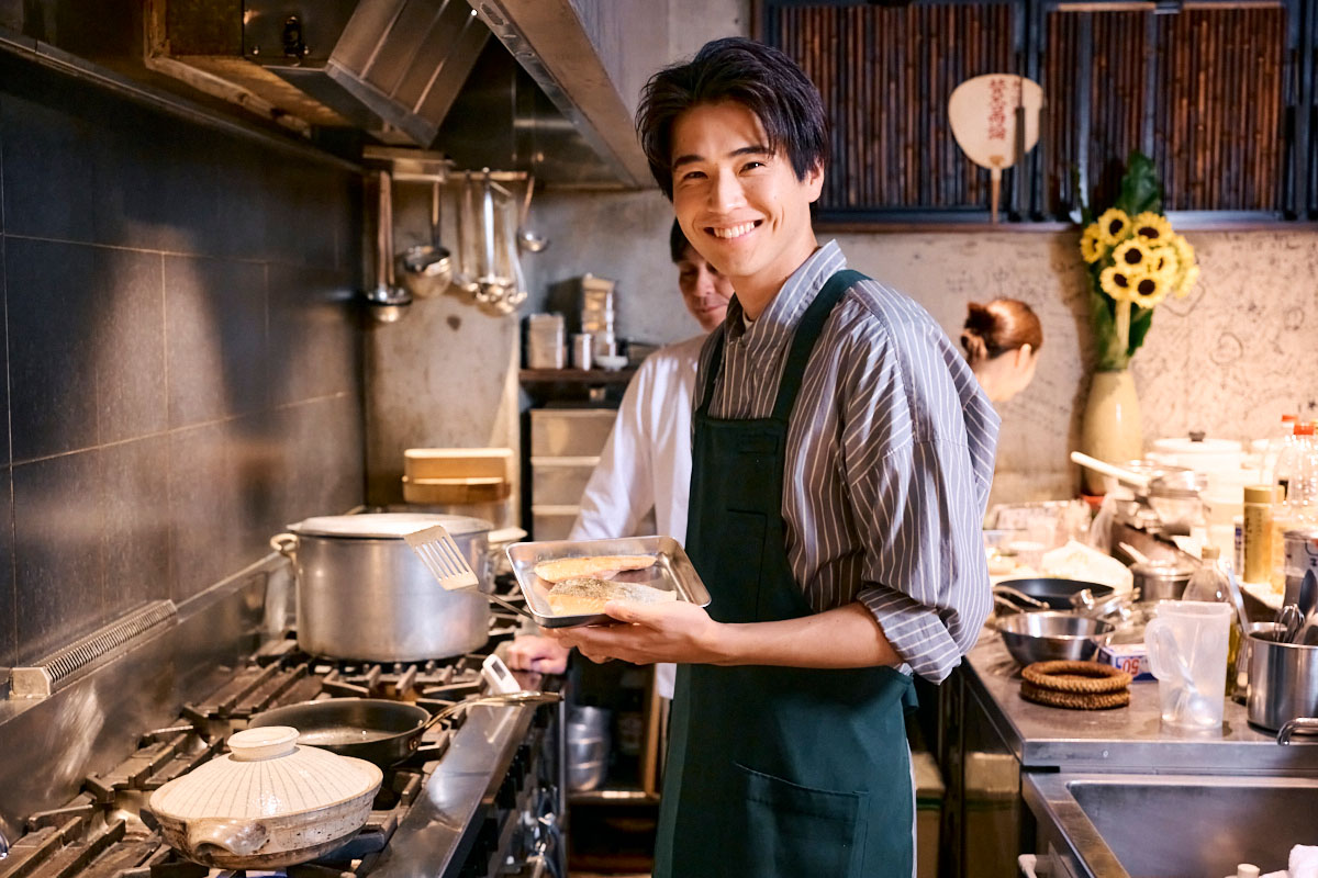 料理好きの料理男子、俳優・中沢元紀くんが鮭の炊き込みごはんに挑戦