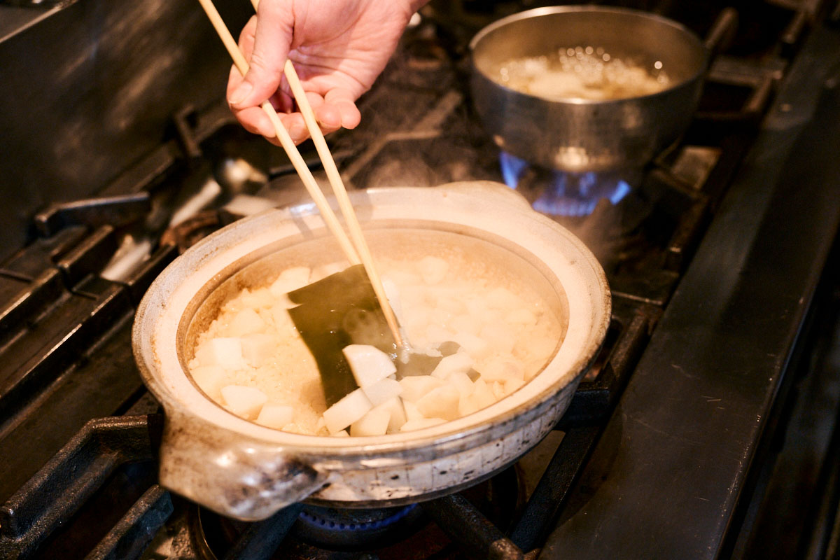 土鍋から昆布を取り出すところ
