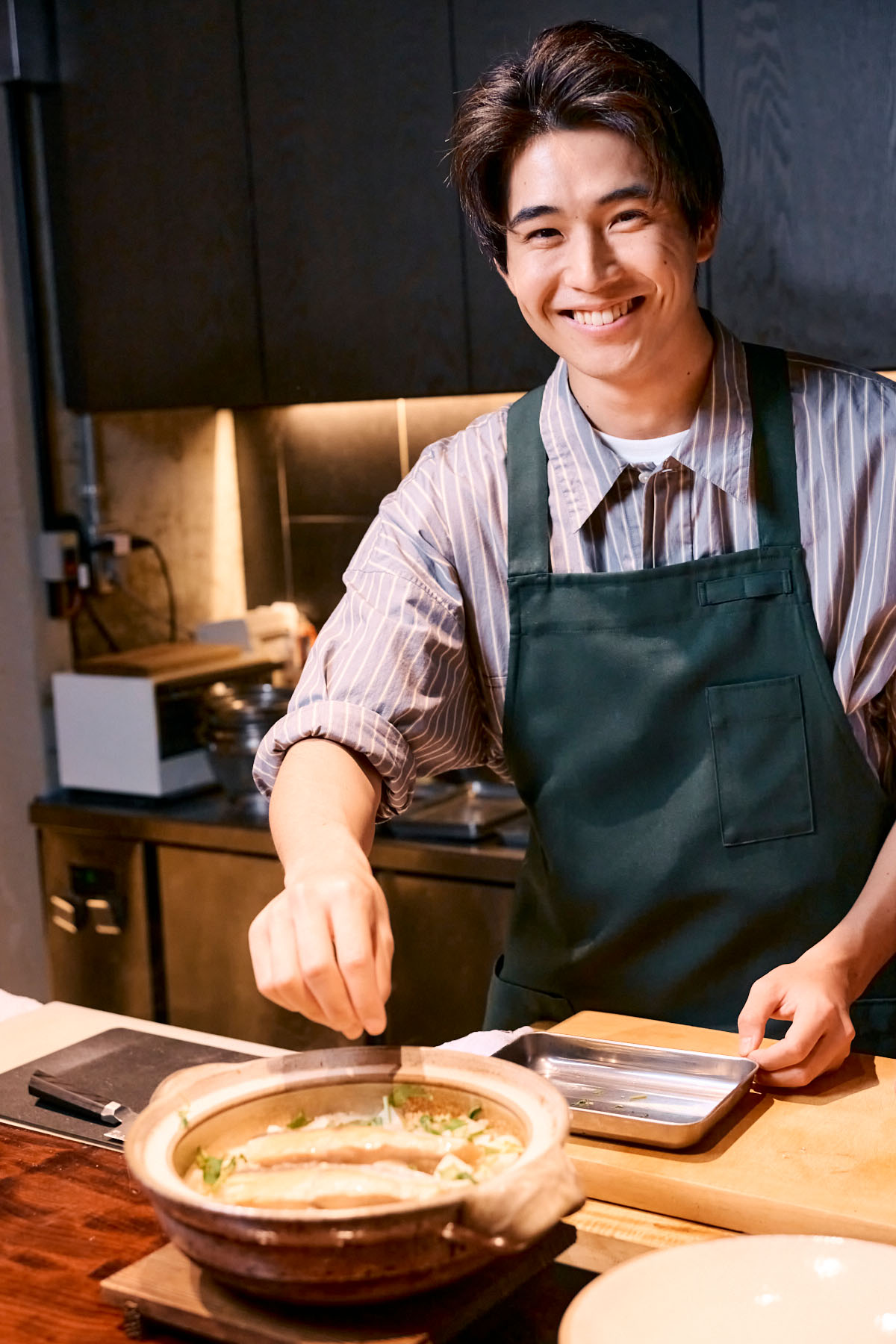 鮭と里芋の炊きこみご飯の完成！仕上げに三つ葉を散らします