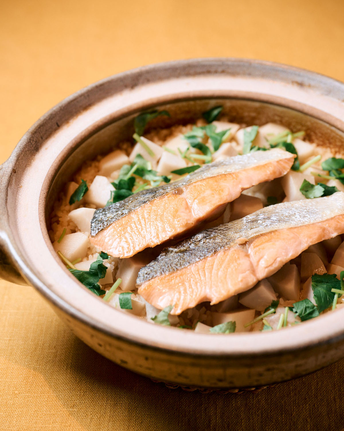 賛否両論の笠原将弘さんに教わる、鮭と里芋の炊き込みごはんのレシピ。出来上がり