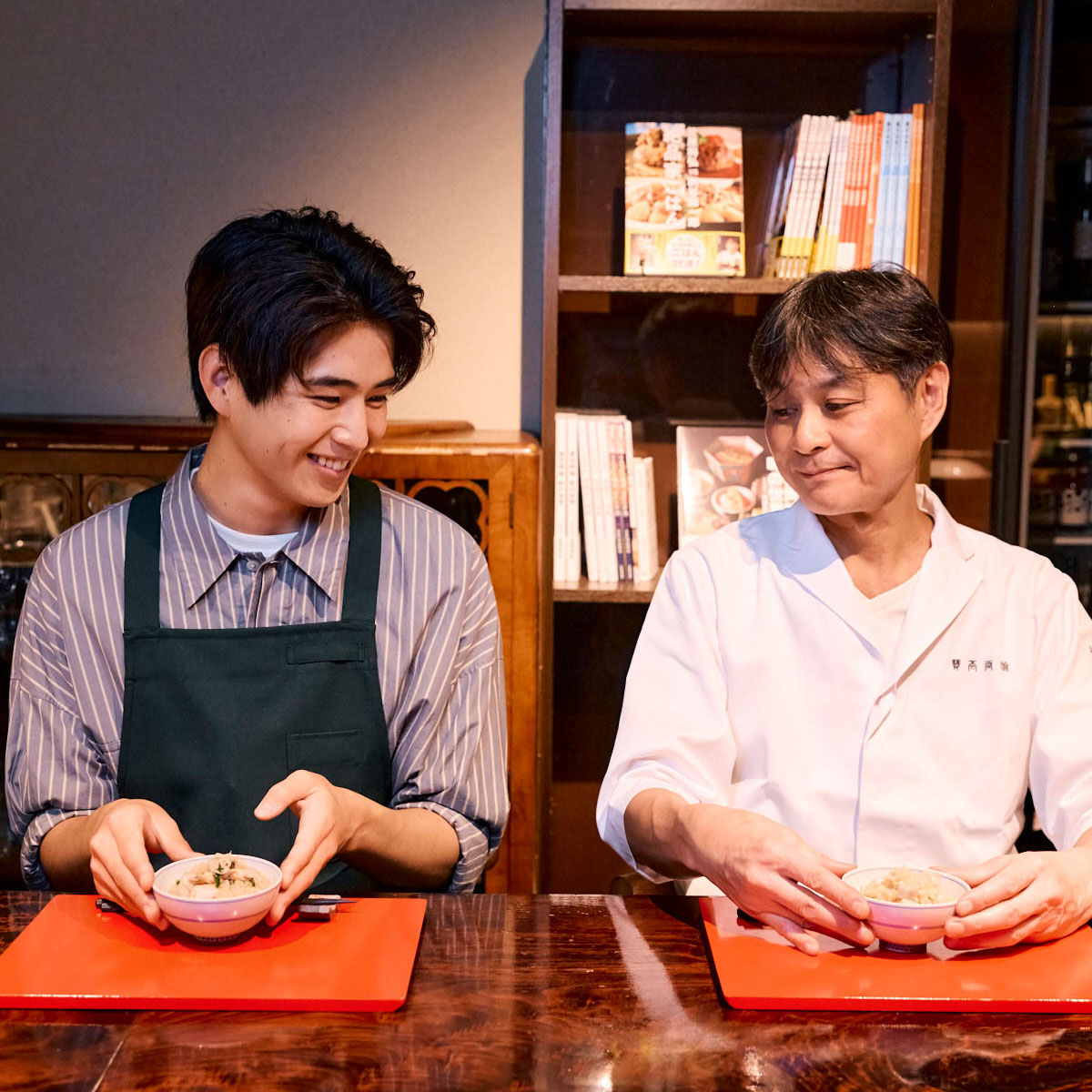 出来上がった炊き込みごはんを前に談笑する中沢元紀くんと笠原将弘さん