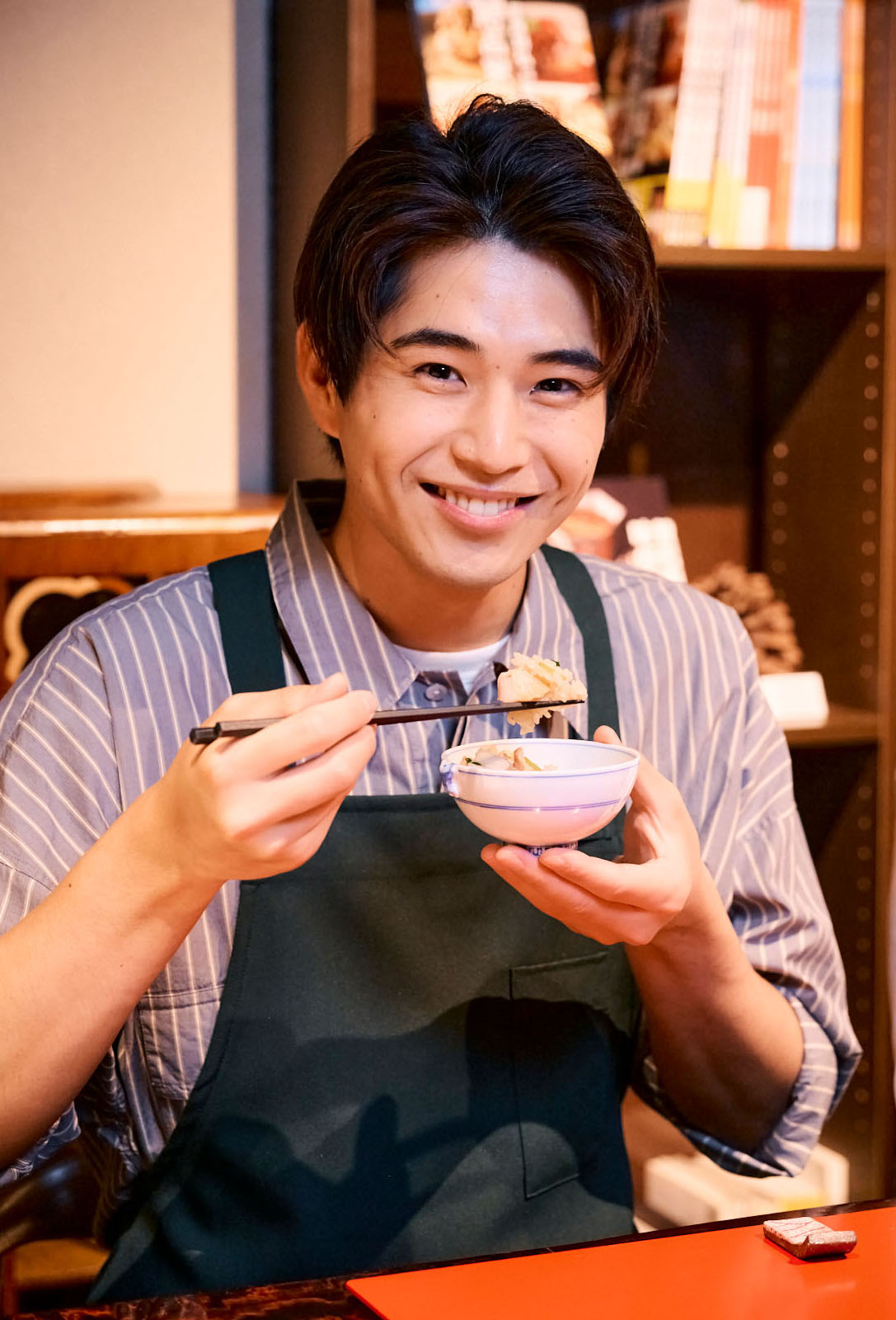 炊き立てのごはんを実食レポする中沢元紀くん