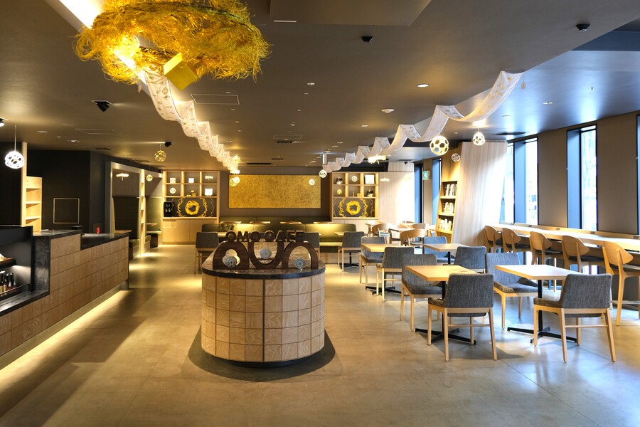 フロントのすぐ隣にある「OMOカフェ&バル」は、朝食からバータイムまでシーン別のフードやドリンクが楽しめるオールデイダイニング。