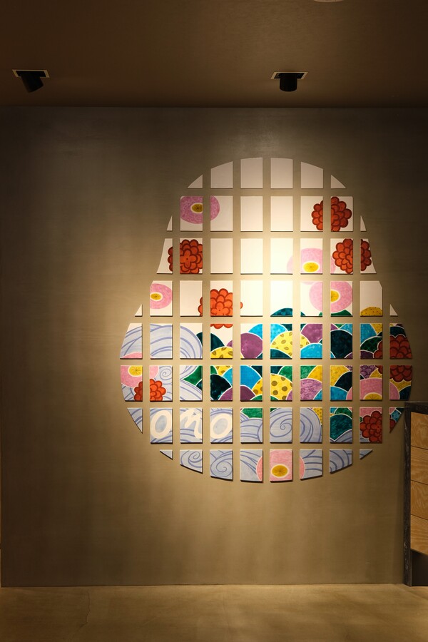 OMO5金沢片町 by 星野リゾートのフロントでは郷土玩具「加賀八幡起上がり」をイメージした九谷焼アートがお出迎え。