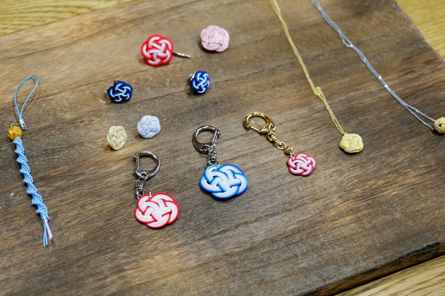 加賀水引 津田の事前予約制の水引体験では、アクセサリーやストラップ、ブローチ、ポチ袋などから好きなものを選べて、当日サンプルを見ながら決められるので安心