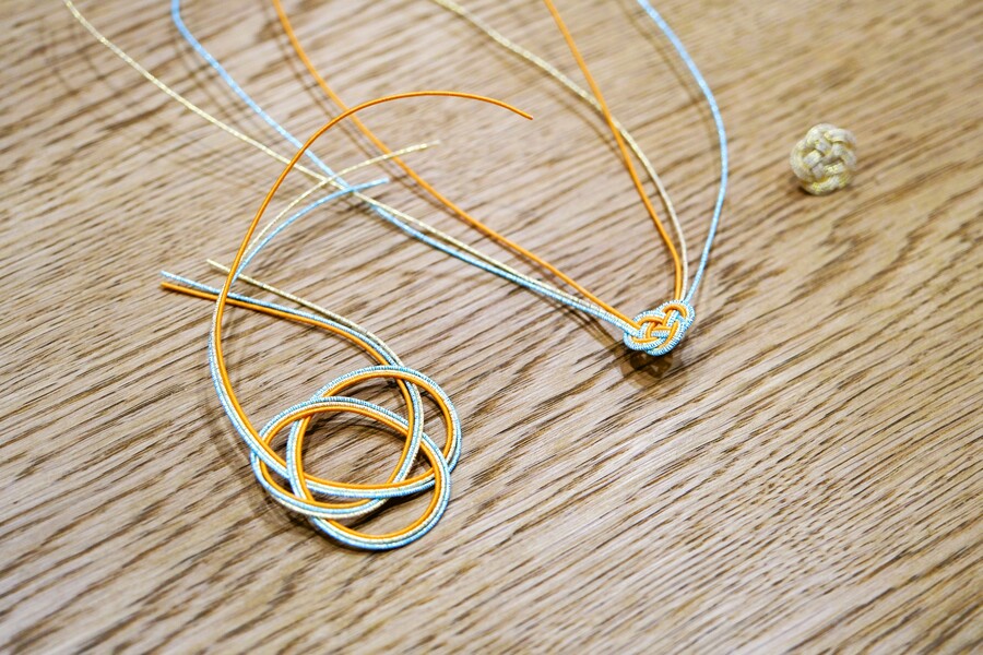 加賀水引 津田で参加したピアス作りでは、まず好きな色の水引素材を2~4本選び、花の形の水引細工を作るところから始まりました。