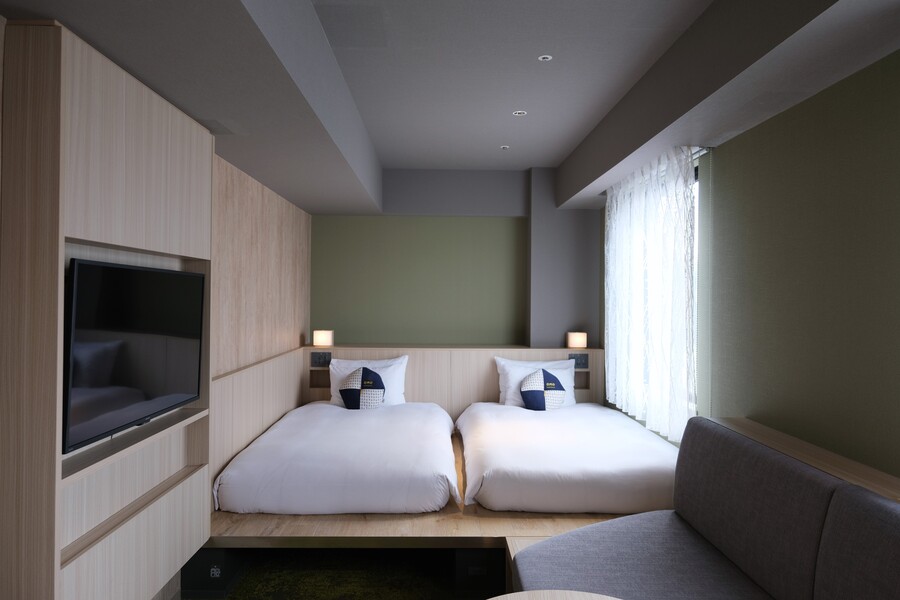 OMO5金沢片町 by 星野リゾートでは「暮らすようにくつろぐ」をテーマにした全6タイプの客室があり、靴を脱いでリラックスできる空間に。