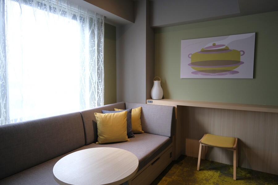 OMO5金沢片町 by 星野リゾートの客室は、ふかふかのツインベッドに加えて、足を伸ばしてくつろげる大きなソファもあり、居心地も抜群。
