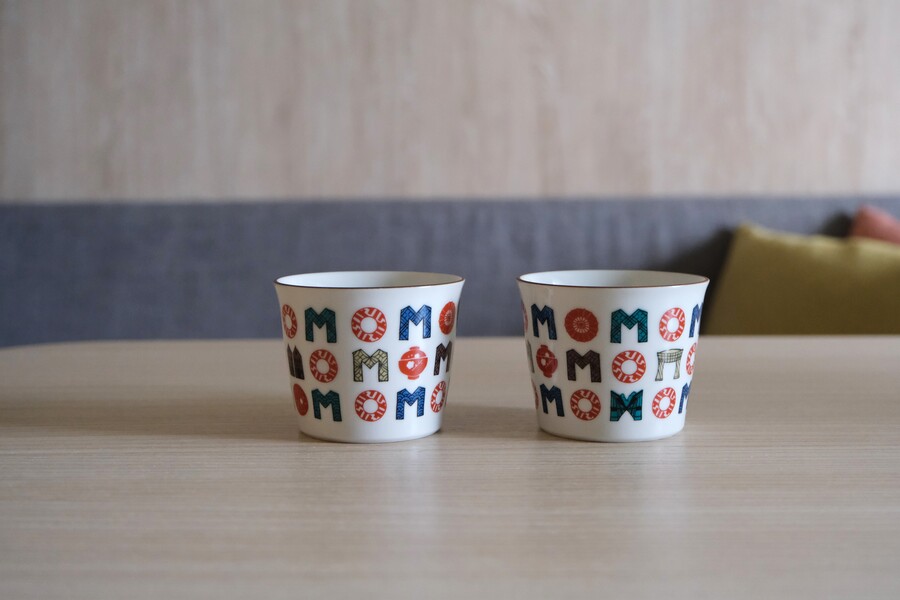 OMO5金沢片町 by 星野リゾートの室内にはホテルオリジナルデザインの九谷焼そばちょこが