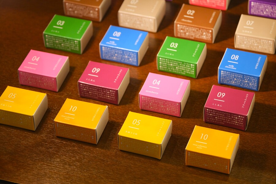 茶菓工房たろう 鬼川店の「たろうのようかん」は全10種類各302円。おしゃれなパッケージでおみやげにも人気。