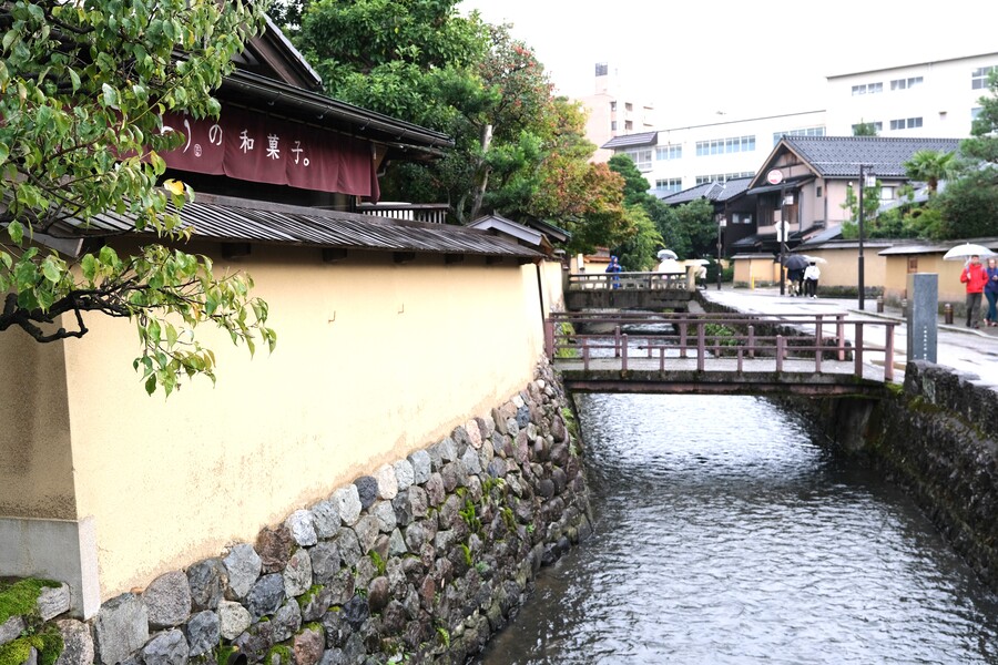 石畳の小径が続く長町武家屋敷通りは、江戸時代に加賀藩の中級武士が暮らしていたエリア。