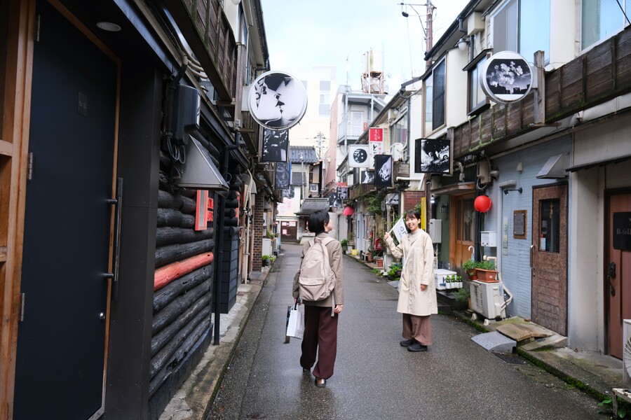 「金沢中央味食街」と同じエリアには、1950(昭和25)年から続く「金沢新天地商店街」も
