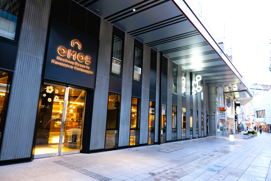 「OMO5金沢片町」があるのは、北陸有数のグルメタウンとして知られる金沢の中心街・片町。ホテルを一歩出れば、レストランやカフェ、クラフトショップが点在し、食べ歩きやショッピングにも事欠かないエリアです。