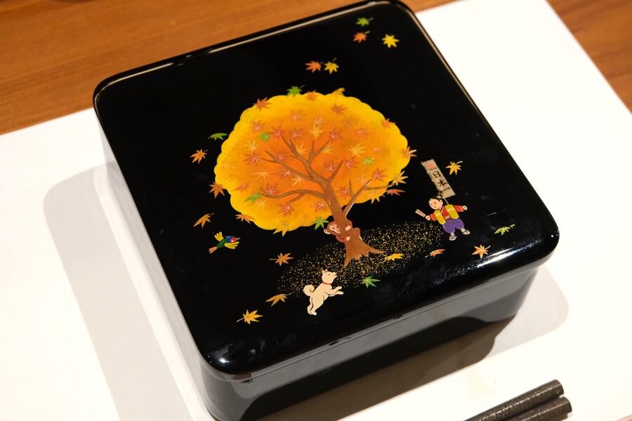 200年以上続く輪島塗の老舗「田谷漆器店」の10代目がプロデュースする体験型レストランで、輪島塗をはじめ、九谷焼や山中塗など、石川の伝統工芸と食のコラボレーションを堪能できる「CRAFEAT」