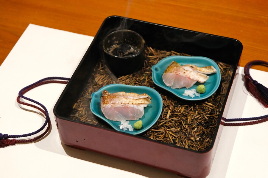 CRAFEATの名物は漆塗りの重箱で供される「お刺身玉出箱」。