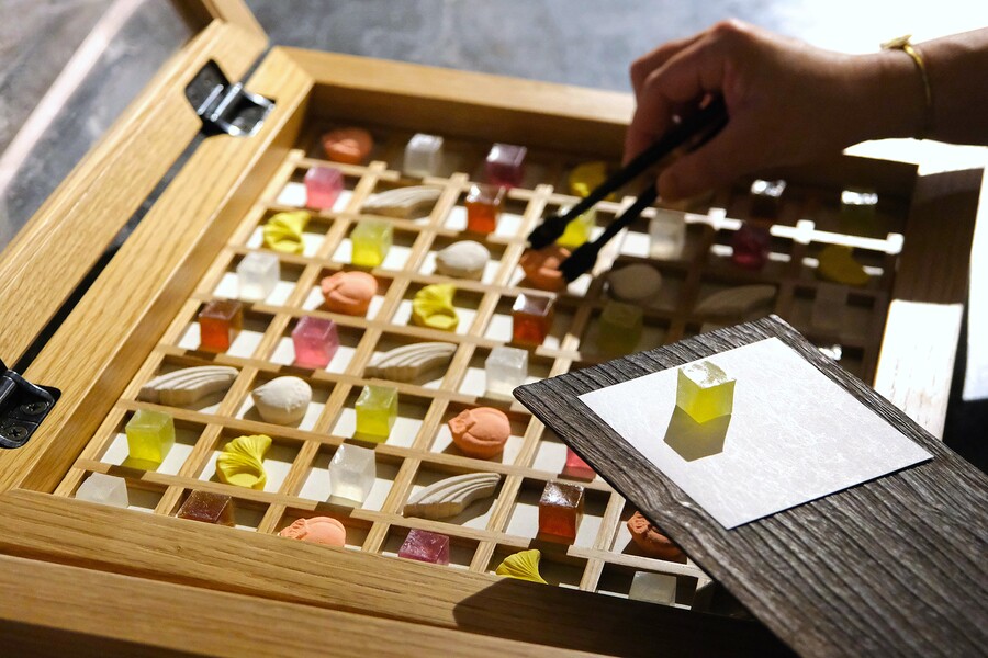 「金沢KOGEIナイトサロン」の季節の茶菓子は、色もデザインもさまざまで、目移りする愛らしさ。選ぶ時間から心が躍ります